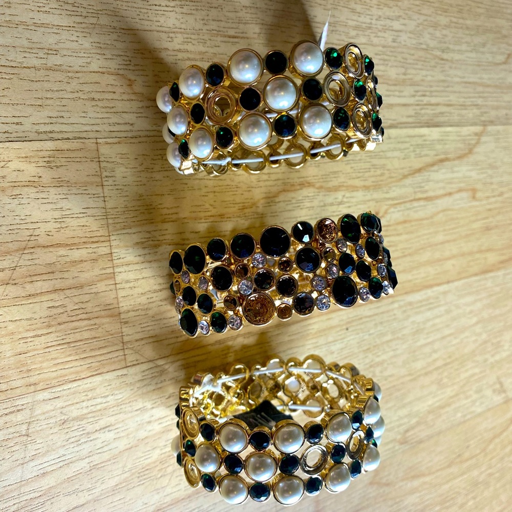 Lot of 3 bracelets green and pearl inc and guess